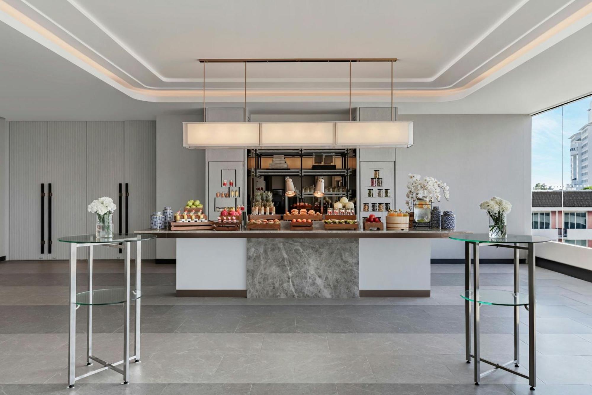 Courtyard By Marriott Phuket Town Hotell Exteriör bild