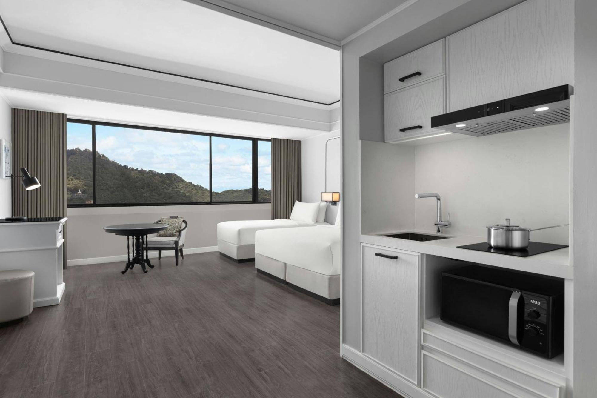 Courtyard By Marriott Phuket Town Hotell Exteriör bild